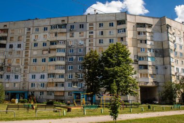 Harkiv, Ukrayna, 8 Temmuz 2024 Saltivka 'da Hasarlı bir bina, Harkiv metropolünde bir kuzey bölgesi. Banliyö bölgesi, Rusya 'nın bombardımanından ülkedeki diğer bölgelerden daha fazla etkilendi..