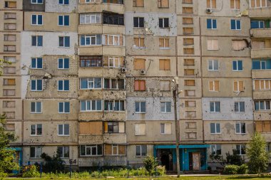 Harkiv, Ukrayna, 8 Temmuz 2024 Saltivka 'da Hasarlı bir bina, Harkiv metropolünde bir kuzey bölgesi. Banliyö bölgesi, Rusya 'nın bombardımanından ülkedeki diğer bölgelerden daha fazla etkilendi..