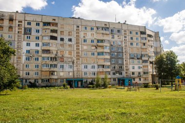 Harkiv, Ukrayna, 8 Temmuz 2024 Saltivka 'da Hasarlı bir bina, Harkiv metropolünde bir kuzey bölgesi. Banliyö bölgesi, Rusya 'nın bombardımanından ülkedeki diğer bölgelerden daha fazla etkilendi..