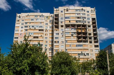 Harkiv, Ukrayna, 8 Temmuz 2024 Saltivka 'da Hasarlı bir bina, Harkiv metropolünde bir kuzey bölgesi. Banliyö bölgesi, Rusya 'nın bombardımanından ülkedeki diğer bölgelerden daha fazla etkilendi..