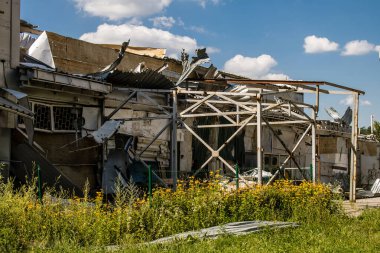 Harkiv, Ukrayna, 8 Temmuz 2024 Saltivka 'da Hasarlı bir bina, Harkiv metropolünde bir kuzey bölgesi. Banliyö bölgesi, Rusya 'nın bombardımanından ülkedeki diğer bölgelerden daha fazla etkilendi..