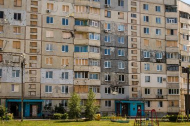 Harkiv, Ukrayna, 8 Temmuz 2024 Saltivka 'da Hasarlı bir bina, Harkiv metropolünde bir kuzey bölgesi. Banliyö bölgesi, Rusya 'nın bombardımanından ülkedeki diğer bölgelerden daha fazla etkilendi..