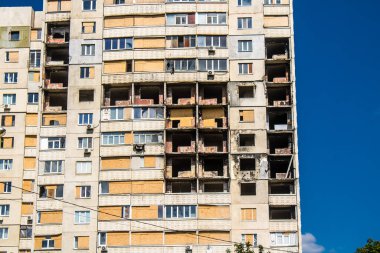 Harkiv, Ukrayna, 8 Temmuz 2024 Saltivka 'da Hasarlı bir bina, Harkiv metropolünde bir kuzey bölgesi. Banliyö bölgesi, Rusya 'nın bombardımanından ülkedeki diğer bölgelerden daha fazla etkilendi..