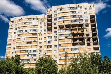 Harkiv, Ukrayna, 8 Temmuz 2024 Saltivka 'da Hasarlı bir bina, Harkiv metropolünde bir kuzey bölgesi. Banliyö bölgesi, Rusya 'nın bombardımanından ülkedeki diğer bölgelerden daha fazla etkilendi..