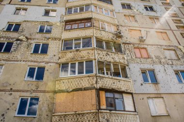 Harkiv, Ukrayna, 8 Temmuz 2024 Saltivka 'da Hasarlı bir bina, Harkiv metropolünde bir kuzey bölgesi. Banliyö bölgesi, Rusya 'nın bombardımanından ülkedeki diğer bölgelerden daha fazla etkilendi..