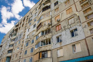 Harkiv, Ukrayna, 8 Temmuz 2024 Saltivka 'da Hasarlı bir bina, Harkiv metropolünde bir kuzey bölgesi. Banliyö bölgesi, Rusya 'nın bombardımanından ülkedeki diğer bölgelerden daha fazla etkilendi..