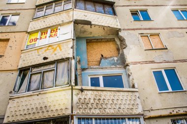 Harkiv, Ukrayna, 8 Temmuz 2024 Saltivka 'da Hasarlı bir bina, Harkiv metropolünde bir kuzey bölgesi. Banliyö bölgesi, Rusya 'nın bombardımanından ülkedeki diğer bölgelerden daha fazla etkilendi..