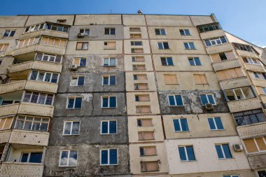 Harkiv, Ukrayna, 8 Temmuz 2024 Saltivka 'da Hasarlı bir bina, Harkiv metropolünde bir kuzey bölgesi. Banliyö bölgesi, Rusya 'nın bombardımanından ülkedeki diğer bölgelerden daha fazla etkilendi..