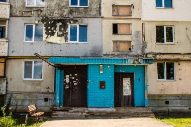 Harkiv, Ukrayna, 8 Temmuz 2024 Saltivka 'da Hasarlı bir bina, Harkiv metropolünde bir kuzey bölgesi. Banliyö bölgesi, Rusya 'nın bombardımanından ülkedeki diğer bölgelerden daha fazla etkilendi..