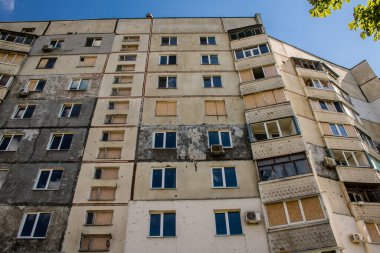 Harkiv, Ukrayna, 8 Temmuz 2024 Saltivka 'da Hasarlı bir bina, Harkiv metropolünde bir kuzey bölgesi. Banliyö bölgesi, Rusya 'nın bombardımanından ülkedeki diğer bölgelerden daha fazla etkilendi..