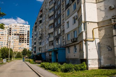 Harkiv, Ukrayna, 8 Temmuz 2024 Saltivka 'da Hasarlı bir bina, Harkiv metropolünde bir kuzey bölgesi. Banliyö bölgesi, Rusya 'nın bombardımanından ülkedeki diğer bölgelerden daha fazla etkilendi..