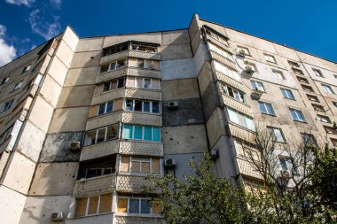 Harkiv, Ukrayna, 8 Temmuz 2024 Saltivka 'da Hasarlı bir bina, Harkiv metropolünde bir kuzey bölgesi. Banliyö bölgesi, Rusya 'nın bombardımanından ülkedeki diğer bölgelerden daha fazla etkilendi..