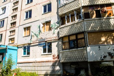 Harkiv, Ukrayna, 8 Temmuz 2024 Saltivka 'da Hasarlı bir bina, Harkiv metropolünde bir kuzey bölgesi. Banliyö bölgesi, Rusya 'nın bombardımanından ülkedeki diğer bölgelerden daha fazla etkilendi..