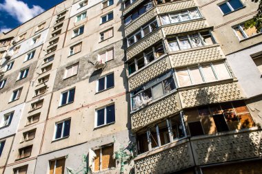 Harkiv, Ukrayna, 8 Temmuz 2024 Saltivka 'da Hasarlı bir bina, Harkiv metropolünde bir kuzey bölgesi. Banliyö bölgesi, Rusya 'nın bombardımanından ülkedeki diğer bölgelerden daha fazla etkilendi..