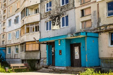 Harkiv, Ukrayna, 8 Temmuz 2024 Saltivka 'da Hasarlı bir bina, Harkiv metropolünde bir kuzey bölgesi. Banliyö bölgesi, Rusya 'nın bombardımanından ülkedeki diğer bölgelerden daha fazla etkilendi..