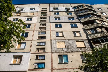 Harkiv, Ukrayna, 8 Temmuz 2024 Saltivka 'da Hasarlı bir bina, Harkiv metropolünde bir kuzey bölgesi. Banliyö bölgesi, Rusya 'nın bombardımanından ülkedeki diğer bölgelerden daha fazla etkilendi..
