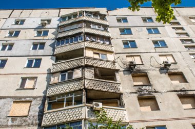 Harkiv, Ukrayna, 8 Temmuz 2024 Saltivka 'da Hasarlı bir bina, Harkiv metropolünde bir kuzey bölgesi. Banliyö bölgesi, Rusya 'nın bombardımanından ülkedeki diğer bölgelerden daha fazla etkilendi..