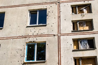 Harkiv, Ukrayna, 8 Temmuz 2024 Saltivka 'da Hasarlı bir bina, Harkiv metropolünde bir kuzey bölgesi. Banliyö bölgesi, Rusya 'nın bombardımanından ülkedeki diğer bölgelerden daha fazla etkilendi..