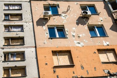 Harkiv, Ukrayna, 8 Temmuz 2024 Saltivka 'da Hasarlı bir bina, Harkiv metropolünde bir kuzey bölgesi. Banliyö bölgesi, Rusya 'nın bombardımanından ülkedeki diğer bölgelerden daha fazla etkilendi..