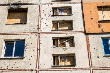 Harkiv, Ukrayna, 8 Temmuz 2024 Saltivka 'da Hasarlı bir bina, Harkiv metropolünde bir kuzey bölgesi. Banliyö bölgesi, Rusya 'nın bombardımanından ülkedeki diğer bölgelerden daha fazla etkilendi..