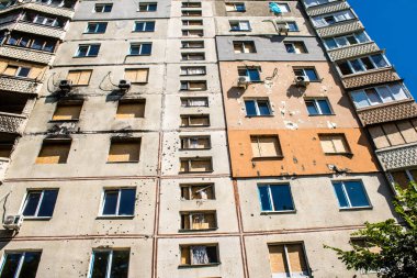 Harkiv, Ukrayna, 8 Temmuz 2024 Saltivka 'da Hasarlı bir bina, Harkiv metropolünde bir kuzey bölgesi. Banliyö bölgesi, Rusya 'nın bombardımanından ülkedeki diğer bölgelerden daha fazla etkilendi..