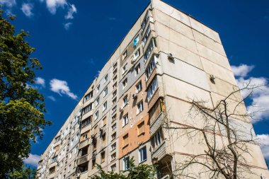 Harkiv, Ukrayna, 8 Temmuz 2024 Saltivka 'da Hasarlı bir bina, Harkiv metropolünde bir kuzey bölgesi. Banliyö bölgesi, Rusya 'nın bombardımanından ülkedeki diğer bölgelerden daha fazla etkilendi..