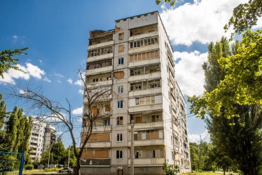Harkiv, Ukrayna, 8 Temmuz 2024 Saltivka 'da Hasarlı bir bina, Harkiv metropolünde bir kuzey bölgesi. Banliyö bölgesi, Rusya 'nın bombardımanından ülkedeki diğer bölgelerden daha fazla etkilendi..