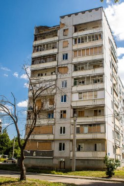 Harkiv, Ukrayna, 8 Temmuz 2024 Saltivka 'da Hasarlı bir bina, Harkiv metropolünde bir kuzey bölgesi. Banliyö bölgesi, Rusya 'nın bombardımanından ülkedeki diğer bölgelerden daha fazla etkilendi..