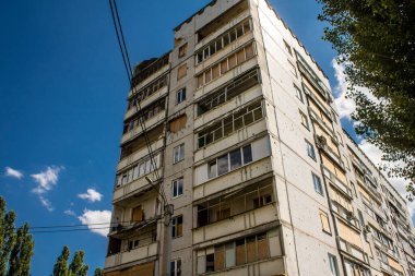 Harkiv, Ukrayna, 8 Temmuz 2024 Saltivka 'da Hasarlı bir bina, Harkiv metropolünde bir kuzey bölgesi. Banliyö bölgesi, Rusya 'nın bombardımanından ülkedeki diğer bölgelerden daha fazla etkilendi..