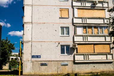 Harkiv, Ukrayna, 8 Temmuz 2024 Saltivka 'da Hasarlı bir bina, Harkiv metropolünde bir kuzey bölgesi. Banliyö bölgesi, Rusya 'nın bombardımanından ülkedeki diğer bölgelerden daha fazla etkilendi..