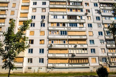 Harkiv, Ukrayna, 8 Temmuz 2024 Saltivka 'da Hasarlı bir bina, Harkiv metropolünde bir kuzey bölgesi. Banliyö bölgesi, Rusya 'nın bombardımanından ülkedeki diğer bölgelerden daha fazla etkilendi..