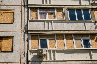 Harkiv, Ukrayna, 8 Temmuz 2024 Saltivka 'da Hasarlı bir bina, Harkiv metropolünde bir kuzey bölgesi. Banliyö bölgesi, Rusya 'nın bombardımanından ülkedeki diğer bölgelerden daha fazla etkilendi..