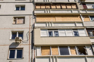 Harkiv, Ukrayna, 8 Temmuz 2024 Saltivka 'da Hasarlı bir bina, Harkiv metropolünde bir kuzey bölgesi. Banliyö bölgesi, Rusya 'nın bombardımanından ülkedeki diğer bölgelerden daha fazla etkilendi..