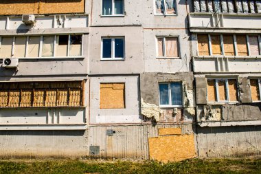 Harkiv, Ukrayna, 8 Temmuz 2024 Saltivka 'da Hasarlı bir bina, Harkiv metropolünde bir kuzey bölgesi. Banliyö bölgesi, Rusya 'nın bombardımanından ülkedeki diğer bölgelerden daha fazla etkilendi..