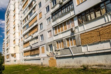 Harkiv, Ukrayna, 8 Temmuz 2024 Saltivka 'da Hasarlı bir bina, Harkiv metropolünde bir kuzey bölgesi. Banliyö bölgesi, Rusya 'nın bombardımanından ülkedeki diğer bölgelerden daha fazla etkilendi..