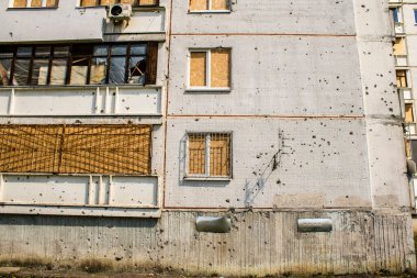 Harkiv, Ukrayna, 8 Temmuz 2024 Saltivka 'da Hasarlı bir bina, Harkiv metropolünde bir kuzey bölgesi. Banliyö bölgesi, Rusya 'nın bombardımanından ülkedeki diğer bölgelerden daha fazla etkilendi..
