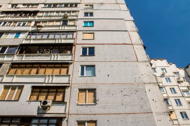 Harkiv, Ukrayna, 8 Temmuz 2024 Saltivka 'da Hasarlı bir bina, Harkiv metropolünde bir kuzey bölgesi. Banliyö bölgesi, Rusya 'nın bombardımanından ülkedeki diğer bölgelerden daha fazla etkilendi..