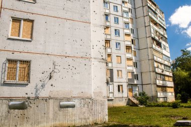 Harkiv, Ukrayna, 8 Temmuz 2024 Saltivka 'da Hasarlı bir bina, Harkiv metropolünde bir kuzey bölgesi. Banliyö bölgesi, Rusya 'nın bombardımanından ülkedeki diğer bölgelerden daha fazla etkilendi..