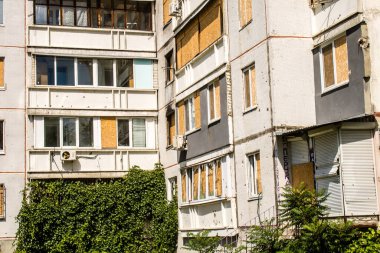 Harkiv, Ukrayna, 8 Temmuz 2024 Saltivka 'da Hasarlı bir bina, Harkiv metropolünde bir kuzey bölgesi. Banliyö bölgesi, Rusya 'nın bombardımanından ülkedeki diğer bölgelerden daha fazla etkilendi..