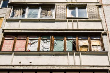 Harkiv, Ukrayna, 8 Temmuz 2024 Saltivka 'da Hasarlı bir bina, Harkiv metropolünde bir kuzey bölgesi. Banliyö bölgesi, Rusya 'nın bombardımanından ülkedeki diğer bölgelerden daha fazla etkilendi..