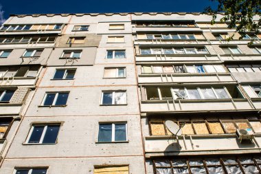 Harkiv, Ukrayna, 8 Temmuz 2024 Saltivka 'da Hasarlı bir bina, Harkiv metropolünde bir kuzey bölgesi. Banliyö bölgesi, Rusya 'nın bombardımanından ülkedeki diğer bölgelerden daha fazla etkilendi..