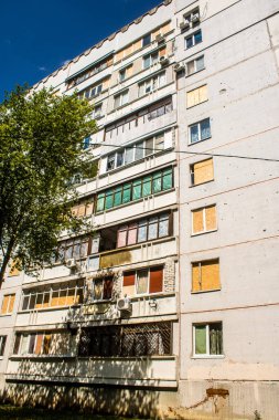 Harkiv, Ukrayna, 8 Temmuz 2024 Saltivka 'da Hasarlı bir bina, Harkiv metropolünde bir kuzey bölgesi. Banliyö bölgesi, Rusya 'nın bombardımanından ülkedeki diğer bölgelerden daha fazla etkilendi..