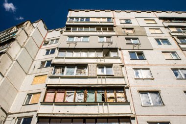 Harkiv, Ukrayna, 8 Temmuz 2024 Saltivka 'da Hasarlı bir bina, Harkiv metropolünde bir kuzey bölgesi. Banliyö bölgesi, Rusya 'nın bombardımanından ülkedeki diğer bölgelerden daha fazla etkilendi..