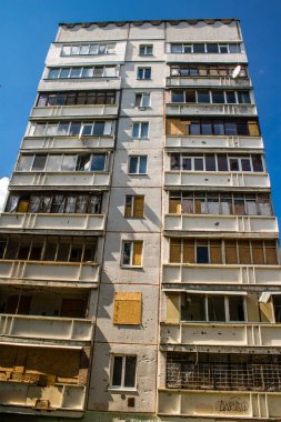 Harkiv, Ukrayna, 8 Temmuz 2024 Saltivka 'da Hasarlı bir bina, Harkiv metropolünde bir kuzey bölgesi. Banliyö bölgesi, Rusya 'nın bombardımanından ülkedeki diğer bölgelerden daha fazla etkilendi..