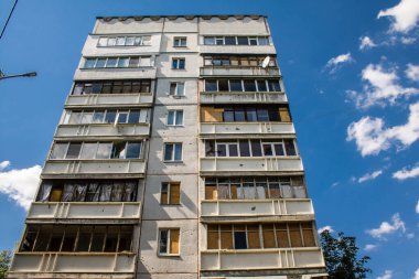 Harkiv, Ukrayna, 8 Temmuz 2024 Saltivka 'da Hasarlı bir bina, Harkiv metropolünde bir kuzey bölgesi. Banliyö bölgesi, Rusya 'nın bombardımanından ülkedeki diğer bölgelerden daha fazla etkilendi..