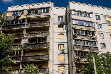 Harkiv, Ukrayna, 8 Temmuz 2024 Saltivka 'da Hasarlı bir bina, Harkiv metropolünde bir kuzey bölgesi. Banliyö bölgesi, Rusya 'nın bombardımanından ülkedeki diğer bölgelerden daha fazla etkilendi..