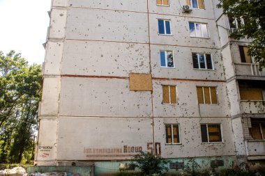 Harkiv, Ukrayna, 8 Temmuz 2024 Saltivka 'da Hasarlı bir bina, Harkiv metropolünde bir kuzey bölgesi. Banliyö bölgesi, Rusya 'nın bombardımanından ülkedeki diğer bölgelerden daha fazla etkilendi..