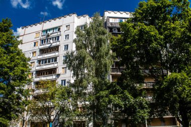 Harkiv, Ukrayna, 8 Temmuz 2024 Saltivka 'da Hasarlı bir bina, Harkiv metropolünde bir kuzey bölgesi. Banliyö bölgesi, Rusya 'nın bombardımanından ülkedeki diğer bölgelerden daha fazla etkilendi..