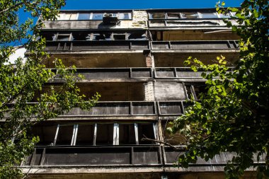 Harkiv, Ukrayna, 8 Temmuz 2024 Saltivka 'da Hasarlı bir bina, Harkiv metropolünde bir kuzey bölgesi. Banliyö bölgesi, Rusya 'nın bombardımanından ülkedeki diğer bölgelerden daha fazla etkilendi..