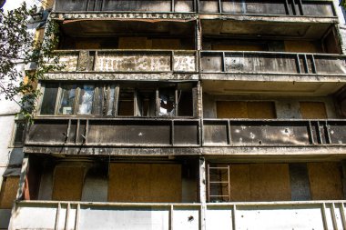 Harkiv, Ukrayna, 8 Temmuz 2024 Saltivka 'da Hasarlı bir bina, Harkiv metropolünde bir kuzey bölgesi. Banliyö bölgesi, Rusya 'nın bombardımanından ülkedeki diğer bölgelerden daha fazla etkilendi..